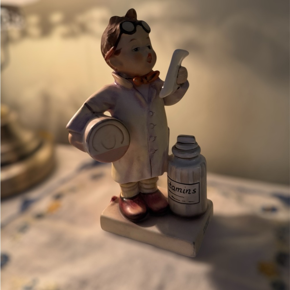 Hummel #322 “the Little Pharmacist” 1955 M I Hummel W. Germany Little Bee